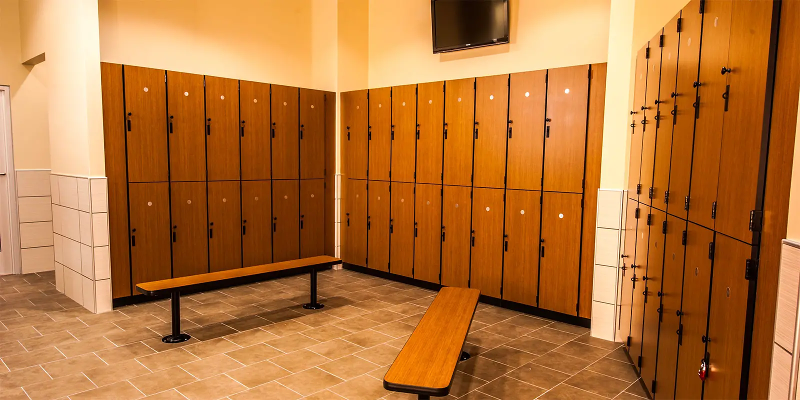 11 Things You D Actually See In The Women S Locker Room If You Were Invisible 11 Points