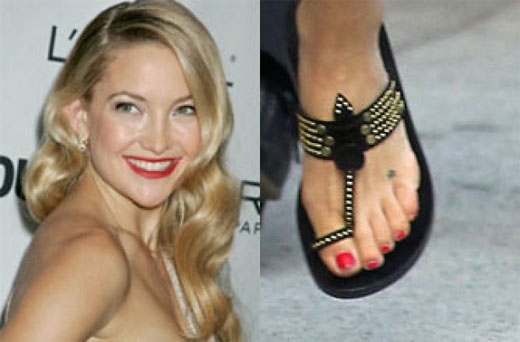 Kate Hudson smiling in a photo shoot, showing her 6th toes on her left foot.