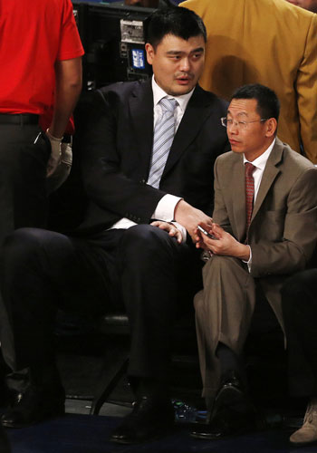11 Amazing Photos Of Yao Ming Next To Regular-Sized People - 11 Points