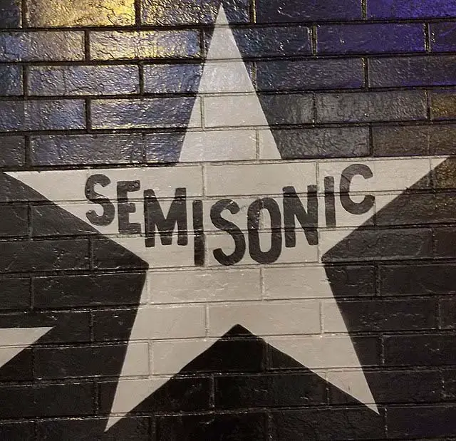 A star on the wall with Semisonic's band name written inside.