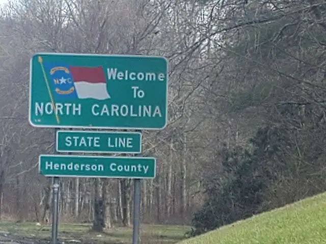 A street sign welcoming visitors to the state of North Carolina.