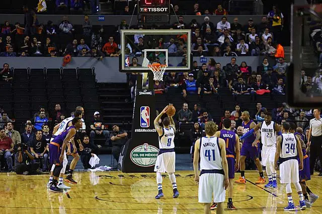 Williams on the free throw line during the game Phoenix versus Dallas.