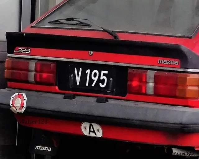The plate number of a red Mazda car written with the words V-195.