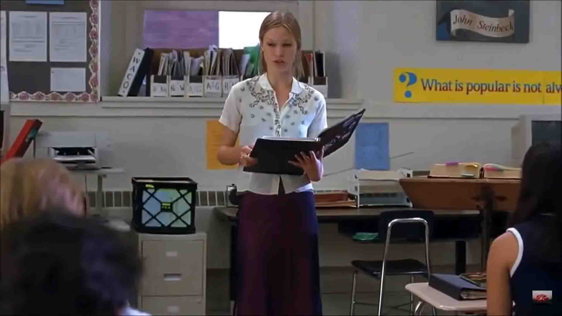 Kat (Julia Stiles) in front of the class reading all the 10 things she hates about Patrick (Heath Ledger).